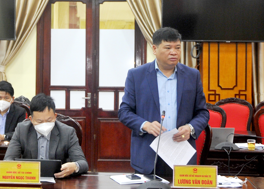 Giám đốc Sở Kế hoạch và Đầu tư Lương Văn Đoàn báo cáo kết quả thực hiện nhiệm vụ phát triển KT – XH tháng 1.2022.