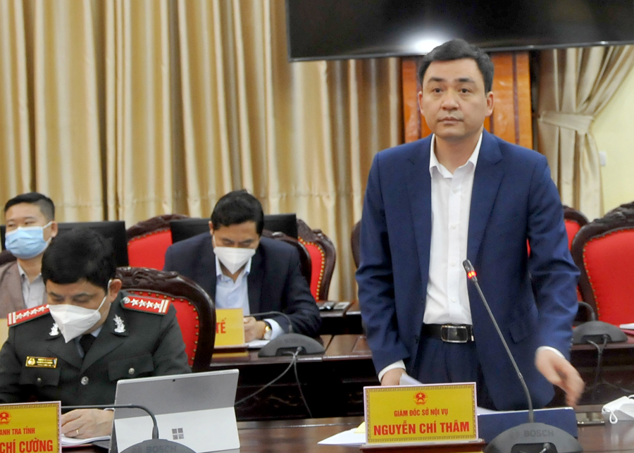 Giám đốc Sở Nội vụ Nguyễn Chí Thâm báo cáo công tác cải cách hành chính được đẩy mạnh, tuy nhiên còn một số huyện và sở, ngành còn để hồ sơ quá hạn.
