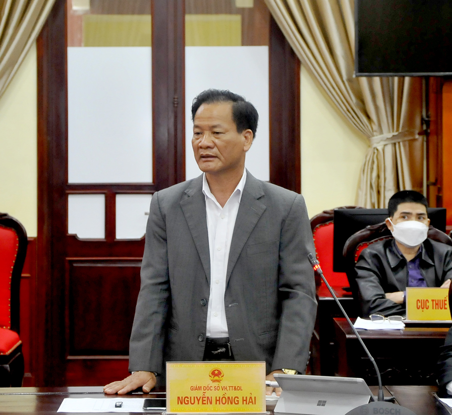 Giám đốc Sở Văn hóa TT&DL Nguyễn Hồng Hải báo cáo công tác du lịch có nhiều khởi sắc và đang tiếp tục triển khai các giải pháp bảo đảm người dân đón Tết, vui Xuân an toàn.