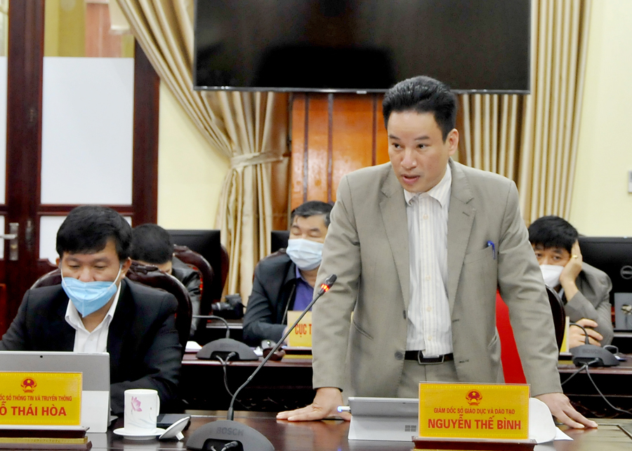 Giám đốc Sở Giáo dục và Đào tạo Nguyễn Thế Bình đề nghị tỉnh sớm có giải pháp tháo gỡ việc thiếu giáo viên tại các địa phương.