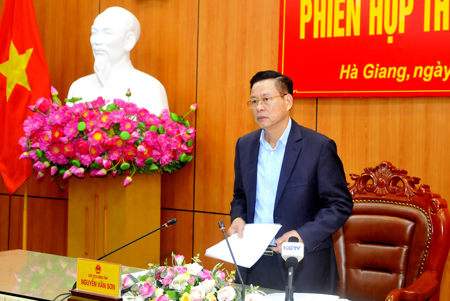 Chủ tịch UBND tỉnh Nguyễn Văn Sơn phát biểu tại phiên họp.

