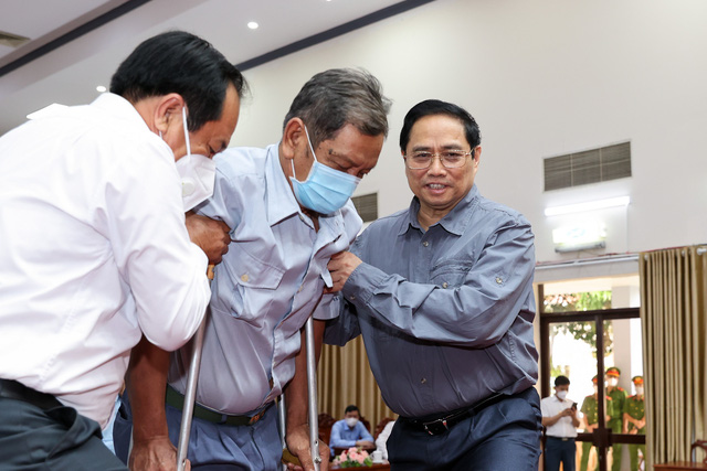 Thủ tướng Phạm Minh Chính tặng quà, thăm hỏi các gia đình chính sách.
