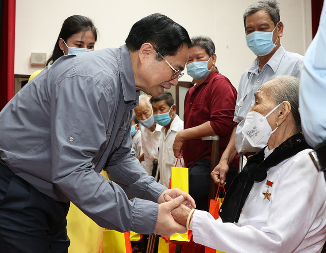 Thủ tướng tặng quà, thăm hỏi Mẹ Việt Nam anh hùng tại TP. Cần Thơ. 