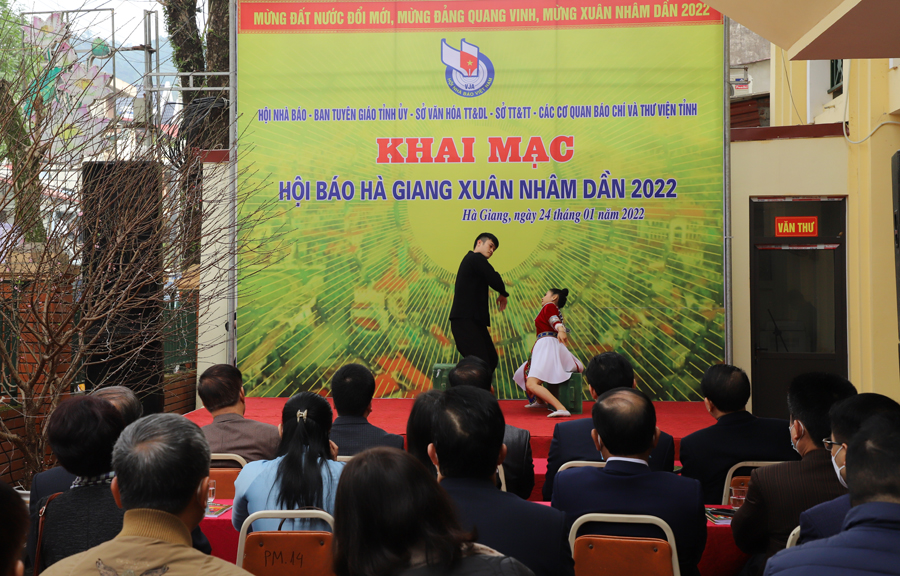 Một tiết mục văn nghệ tại Hội báo Hà Giang Xuân 2022