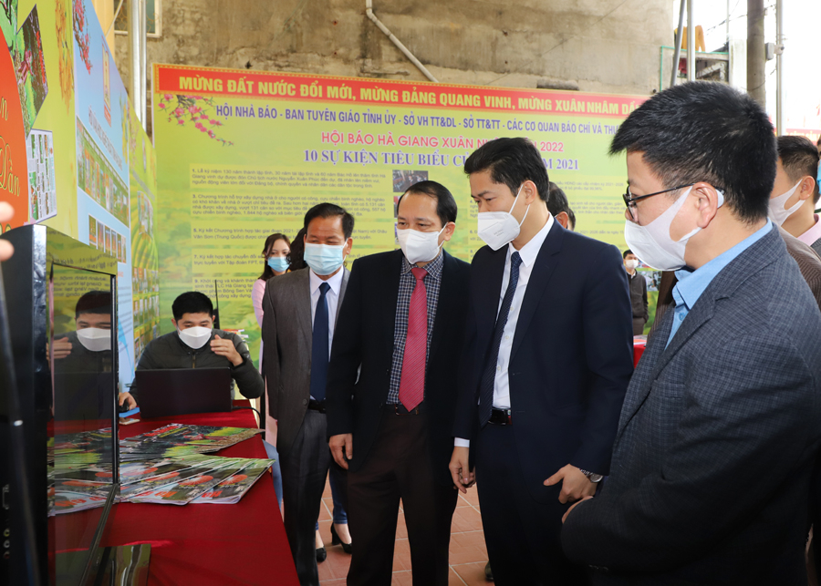 Các đại biểu tham quan khu trưng bày của Báo Hà Giang
