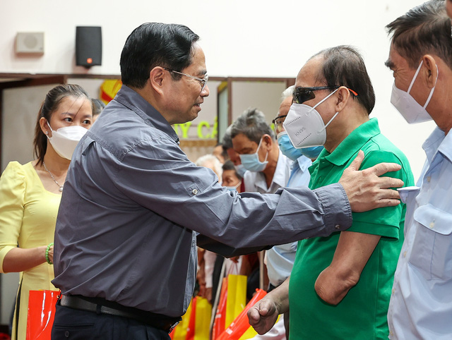Thủ tướng Phạm Minh Chính tặng quà, thăm hỏi các gia đình chính sách. 