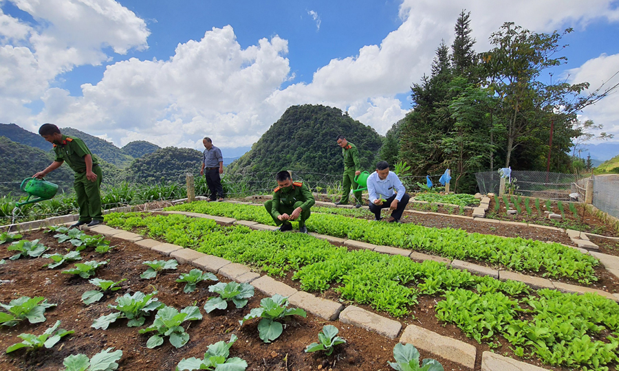 Lực lượng công an chính quy về xã ở Yên Minh giúp nhân dân cải tạo vườn tạp