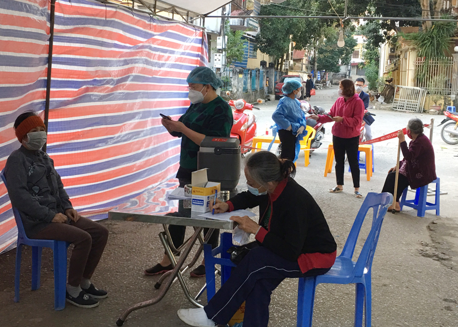 Người dân khai báo y tế tại Trạm Y tế phường Nguyễn Trãi, tp Hà Giang.
