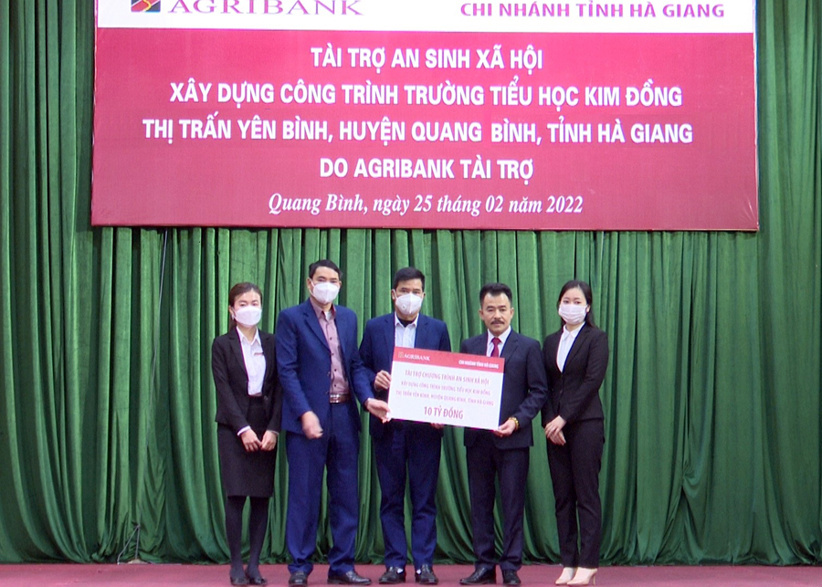Lãnh đạo Agribank Hà Giang trao số tiền 10 tỷ đồng cho huyện Quang Bình xây dựng trường học