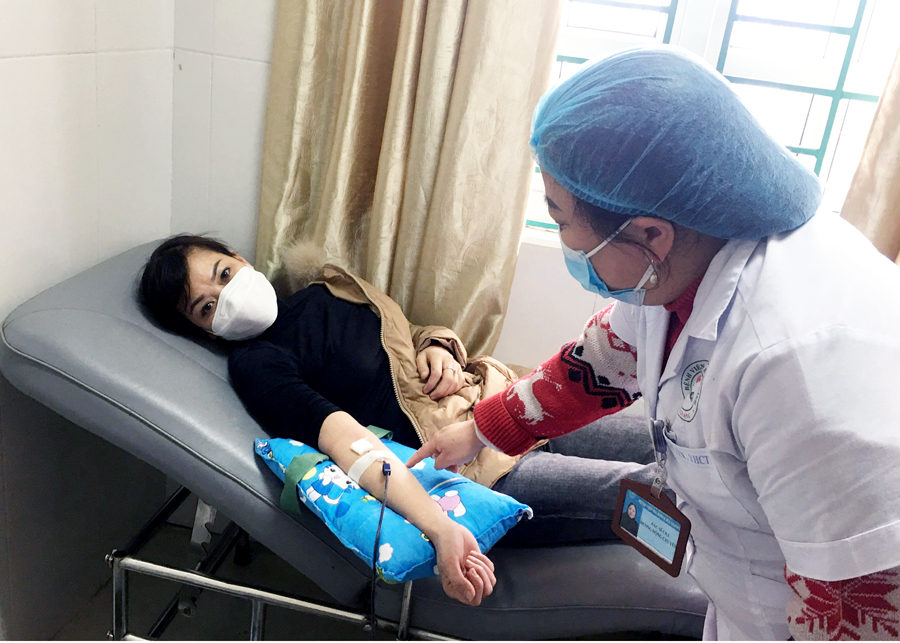 Người dân đến hiến máu cho các bệnh nhân đang điều trị tại Bệnh viện Đa khoa Hà Giang