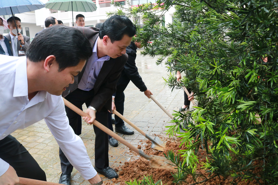 Bí thư Tỉnh ủy Đặng Quốc Khánh và Trưởng Ban Tuyên giáo Tỉnh ủy Vũ Mạnh Hà cùng các đại biểu trồng cây lưu niệm tại Sở Xây dựng.