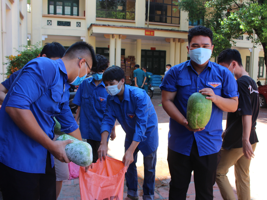 Thanh niên Hà Giang tình nguyện, quyên góp các phần quà ủng hộ đồng bào miền Nam chống dịch Covid-19