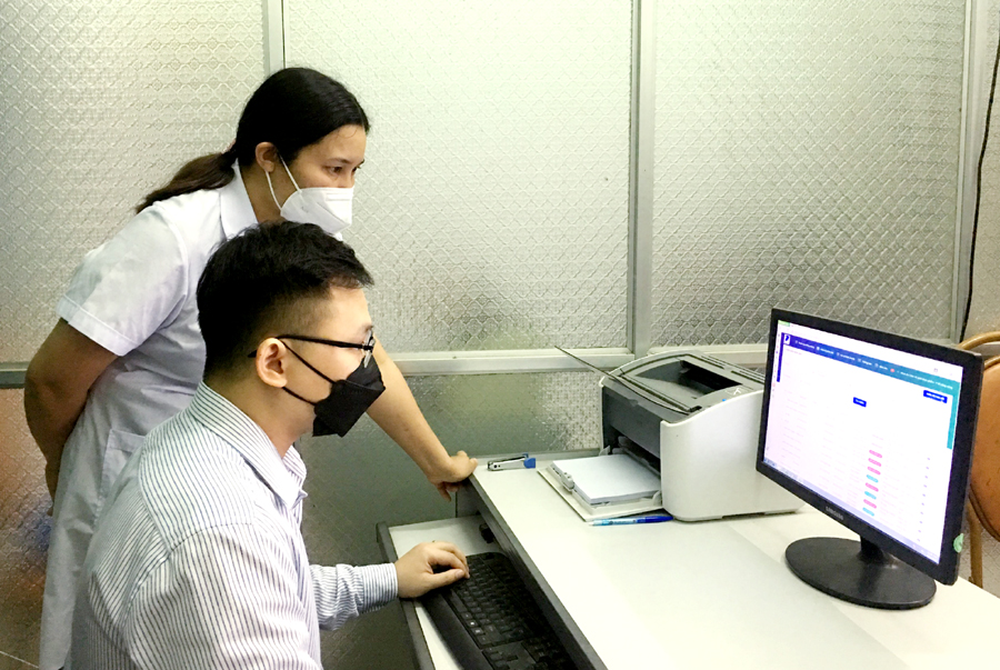 Kỹ thuật của VNPT Hà Giang hướng dẫn cán bộ y tế của Trung tâm Y tế thành phố sử dụng phần mềm.