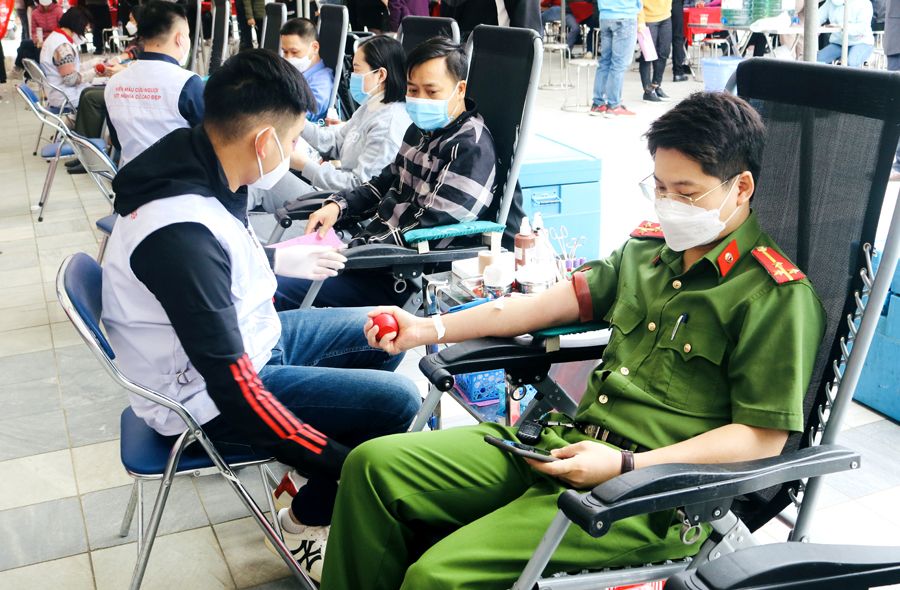 Tác tình nguyện viên tam gia hiến máu tại ngày hội