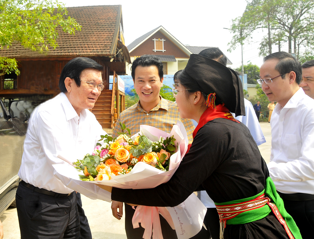 Các đồng chí lãnh đạo tỉnh chào đón nguyên Chủ tịch nước Trương Tấn Sang lên thăm Hà Giang.
