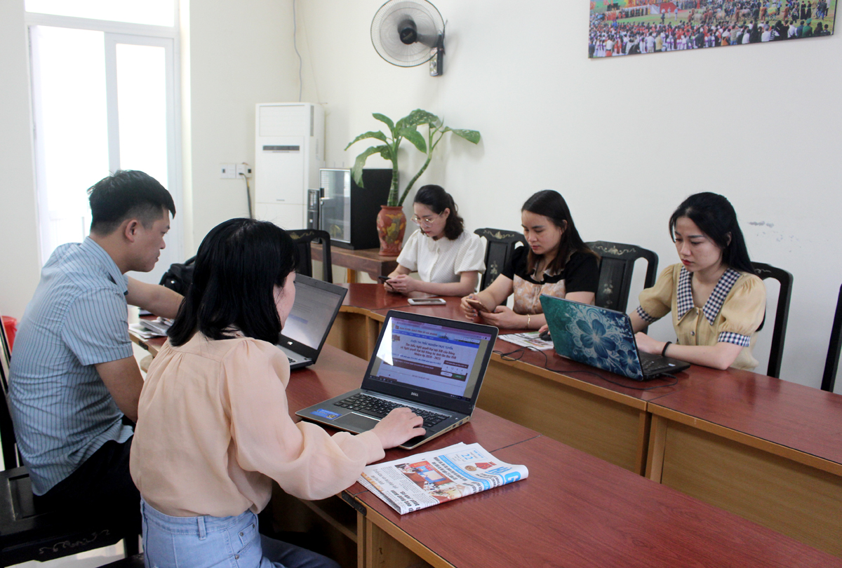 Cán bộ, phóng viên, biên tập viên Báo Hà Giang tham gia cuộc thi tìm hiểu Nghị quyết của Đảng Tuần thứ 2
