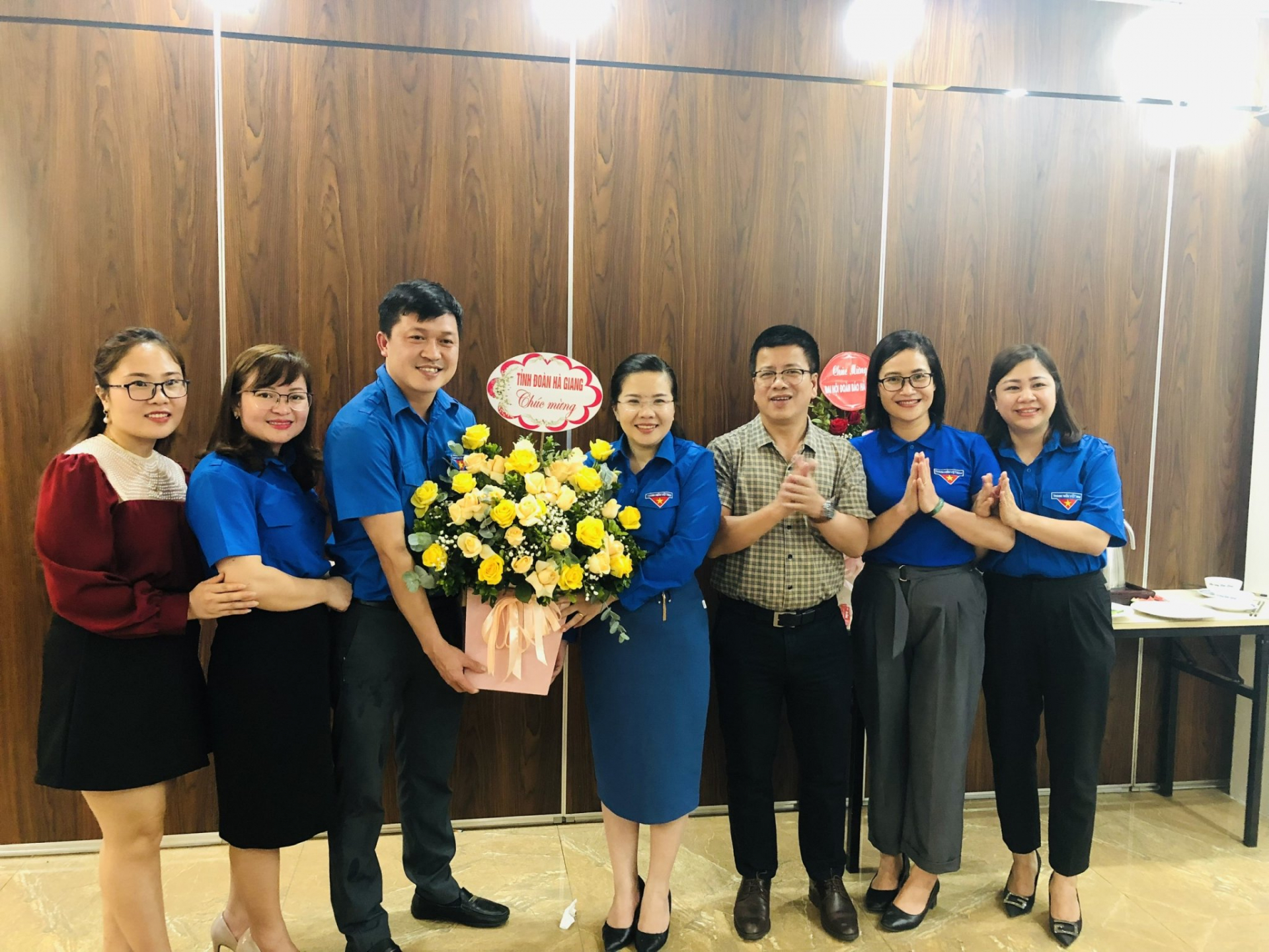 Bí thư Tỉnh đoàn Hà Giang tặng hoa chúc mừng thành công Đại hội Chi đoàn Báo Hà Giang