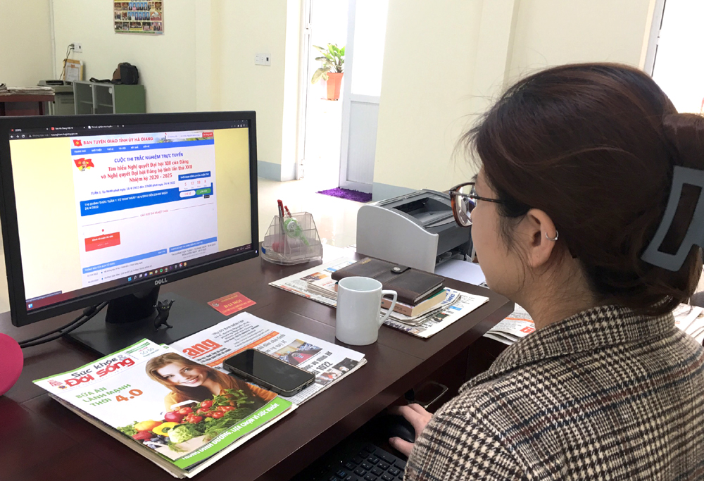BTV Phòng Báo điện tử Hà Giang (Báo Hà Giang) tiến hành bài thi trắc nghiệm trực tuyến tìm hiểu Nghị quyết của Đảng.