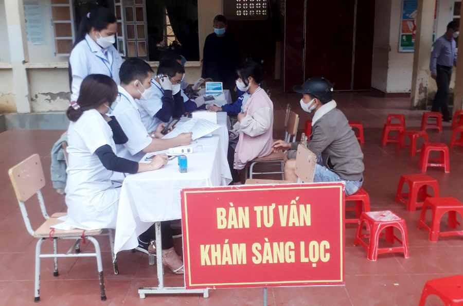 Lực lượng y tế huyện Xín Mần tiến hành tiêm vắc xin cho học sinh khối 6, Trường THCS Liên Việt (thị trấn Cốc Pài)