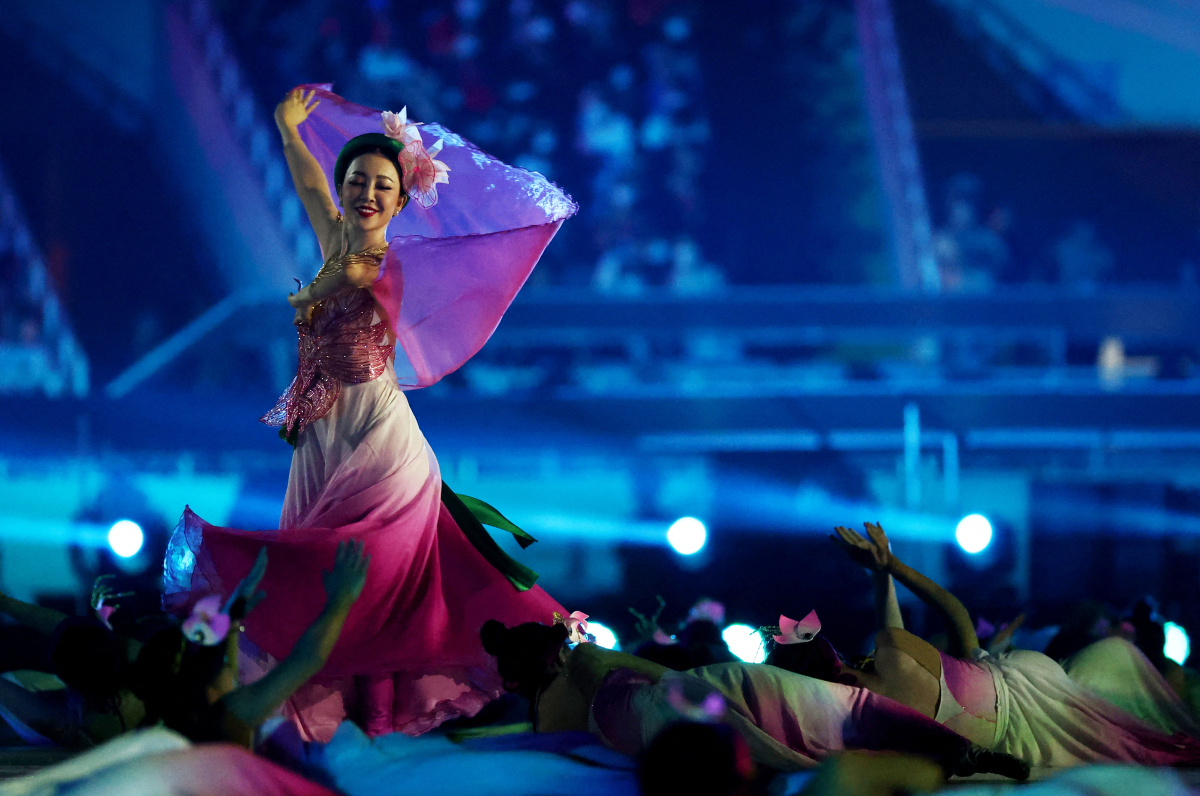 Điểm nhấn ở tiết mục này là phần trình diễn của nữ nghệ sĩ múa Đặng Linh Nga, với sự hỗ trợ của 120 lá sen trắng dài 2 mét.


