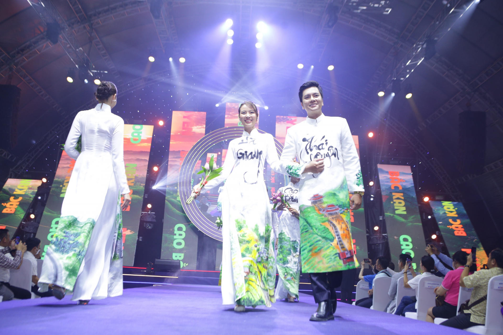 Các người mẫu biểu diễn bộ sưu tập quảng bá hình ảnh Hà Giang và các tỉnh, thành trên cả nước tại Ngày hội.