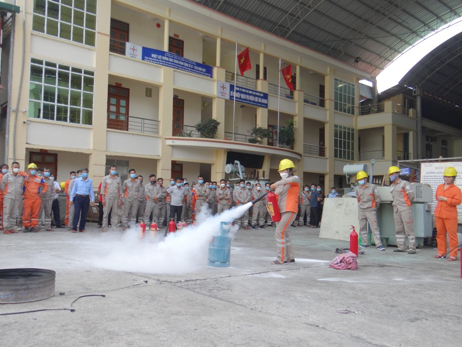 Phối hợp cùng Phòng Cảnh sát PCCC Công an tỉnh tổ chức huấn luyện công tác Phòng chống cháy, nổ cho lực lượng PCCC tại đơn vị.
