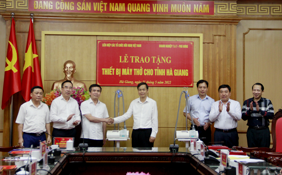 Đoàn công tác Đảng đoàn Liên hiệp các hội Hữu nghị Việt Nam trao tặng 20 máy thở cho tỉnh.

