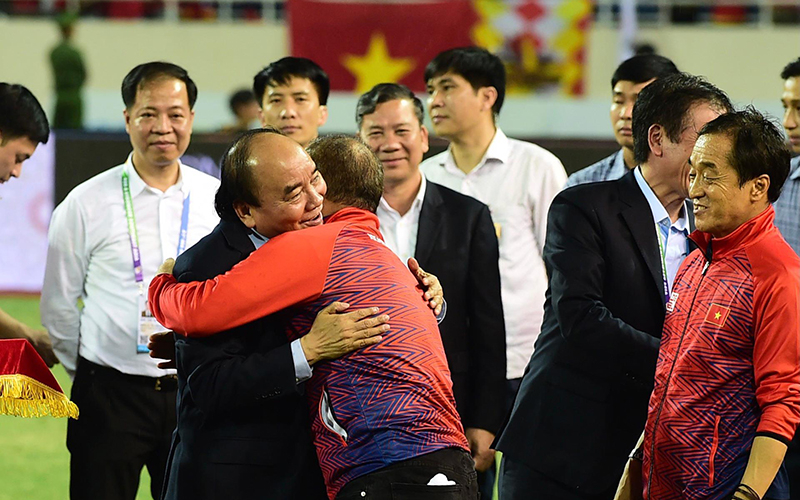 Chủ tịch nước Nguyễn Xuân Phúc chúc mừng và cảm ơn Huấn luyện viên Park Hang-seo.