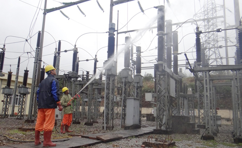 Công nhân Trạm biến áp 110 kV Hà Giang thực hiện vệ sinh sứ cách điện, bảo dưỡng các thiết bị để đảm bảo hệ thống được vận hành ổn định.