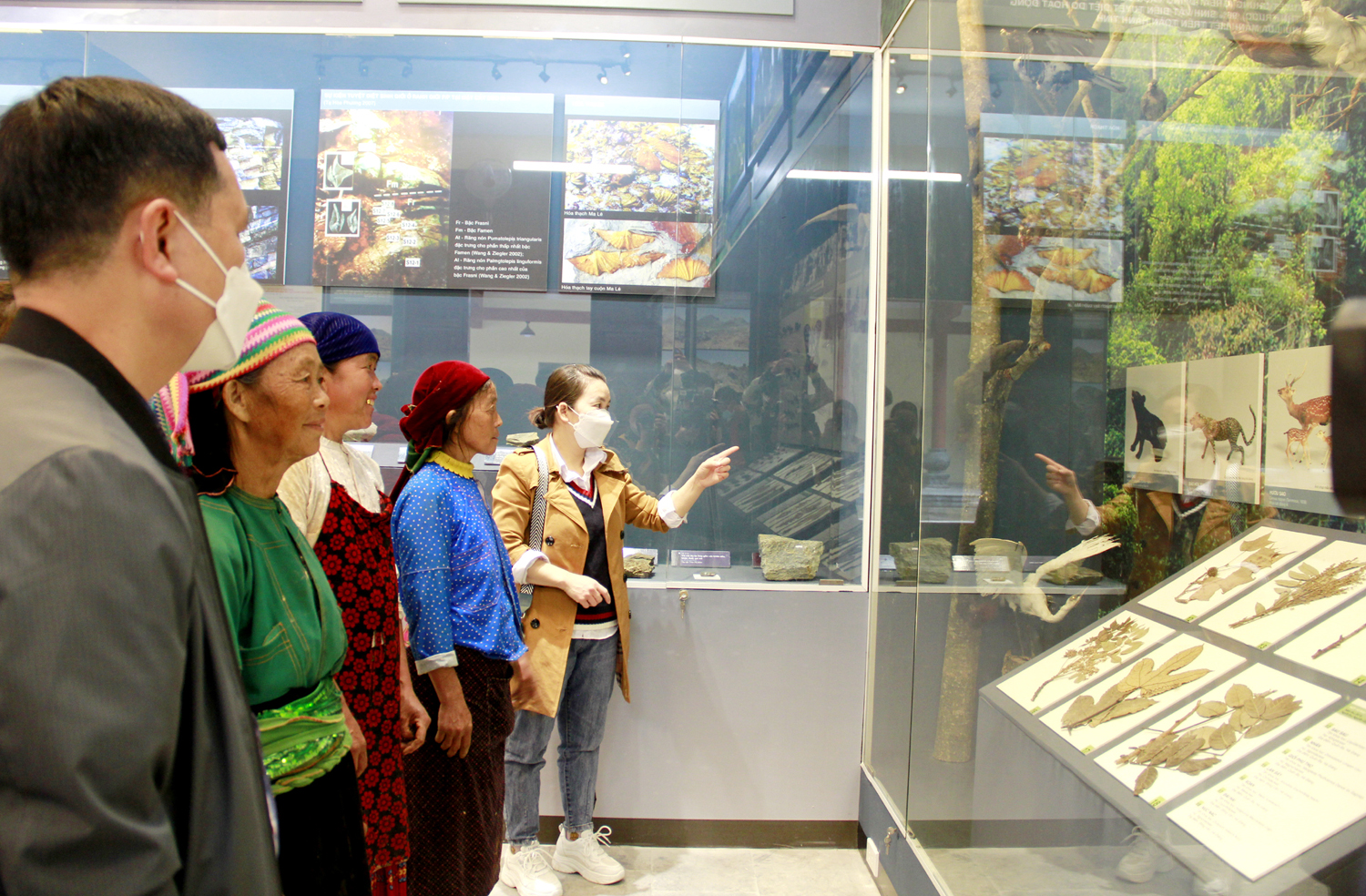 Người dân và du khách tham quan bảo tàng văn hoá huyện Đồng Văn.

