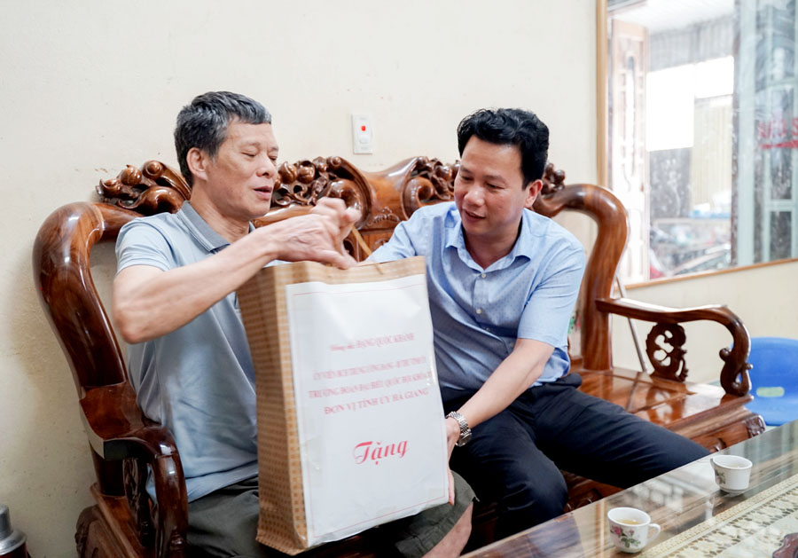 Bí thư Tỉnh ủy Đặng Quốc Khánh thăm hỏi, tặng quà Thương, Bệnh binh Lù A Đội hiện trú tại tổ 3, thị trấn Yên Minh.
