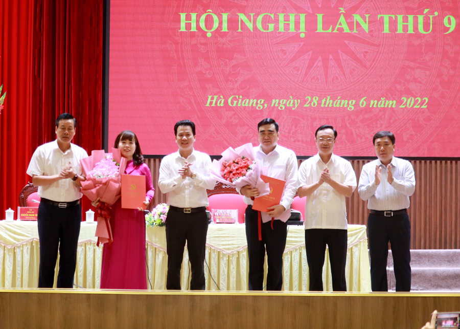 Thường trực Tỉnh ủy trao Quyết định và tặng hoa chúc mừng các đồng chí Hoàng Đình Phới và Lý Thị Lan.
