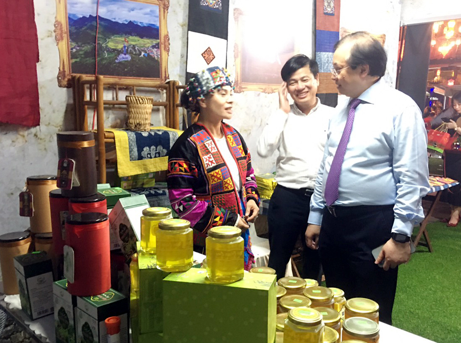 Thứ trưởng Bộ Văn hóa, TT&DL Tạ Quang Đông tham quan gian hàng giới thiệu các sản phẩm du lịch của Hà Giang.