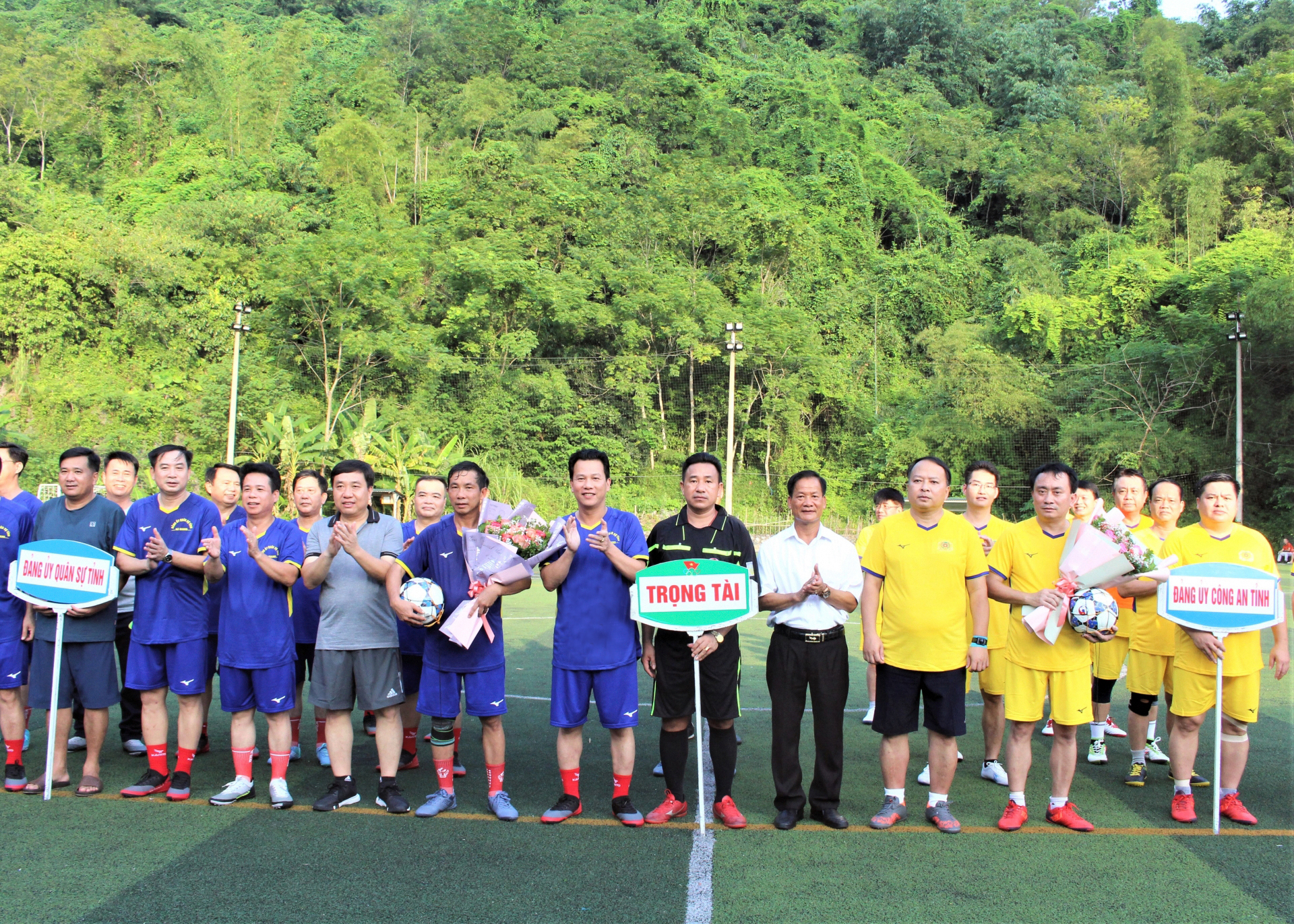BTC tặng hoa cho các đội tham gia giao lưu bóng đá nam chào mừng 77 năm Cách mạng Tháng Tám và Quốc khánh 2.9