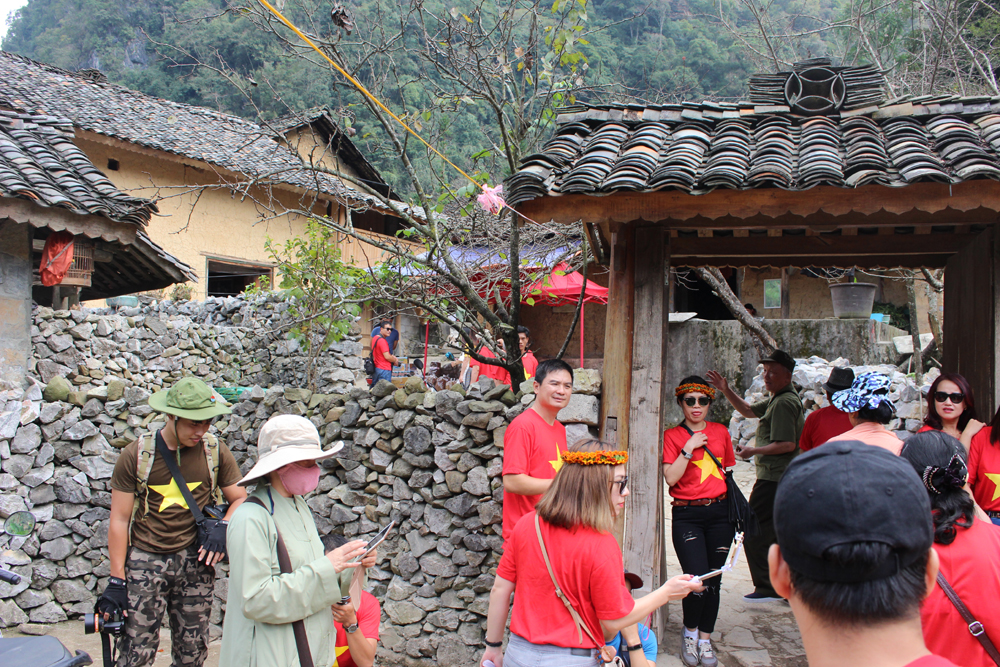 Du khách tham quan nhà của Pao tại xã Sủng Là, huyện Đồng Văn