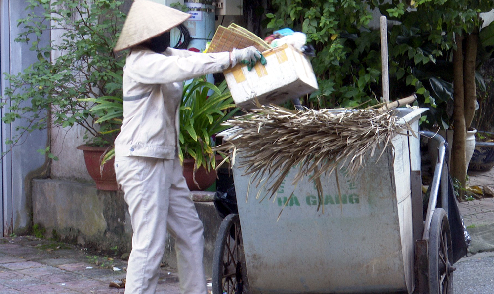 Rác thải sinh hoạt được nhân viên dịch vụ môi trường thu gom 