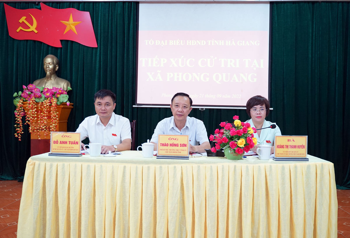Các đại biểu HĐND tỉnh chủ trì buổi TXCT xã Phong Quang, huyện Vị Xuyên.
