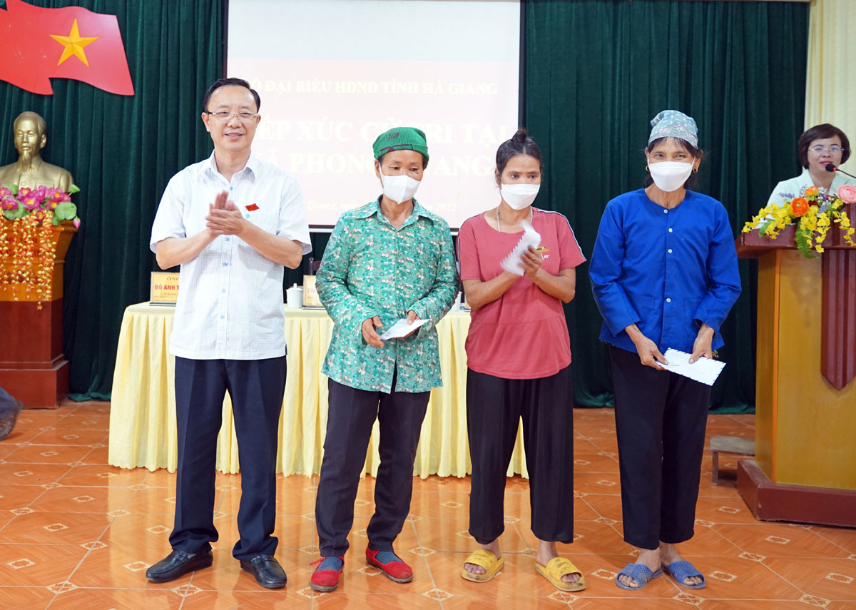 Phó Bí thư Thường trực Tỉnh ủy, Chủ tịch HĐND tỉnh Thào Hồng Sơn tặng quà động viên một số hộ gia đình nghèo trên địa bàn xã Phong Quang, huyện Vị Xuyên.