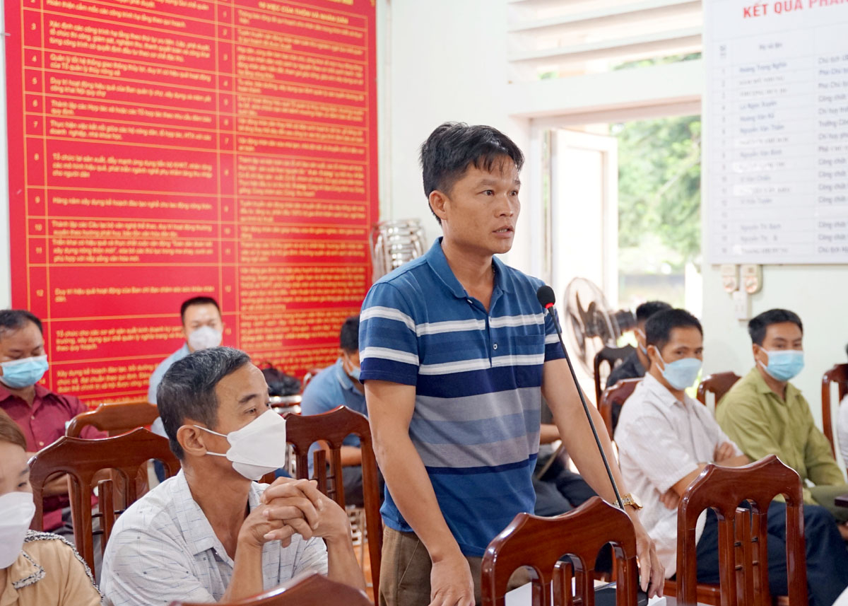 Đại diện cử tri xã Phong Quang kiến nghị tại buổi TXCT.
