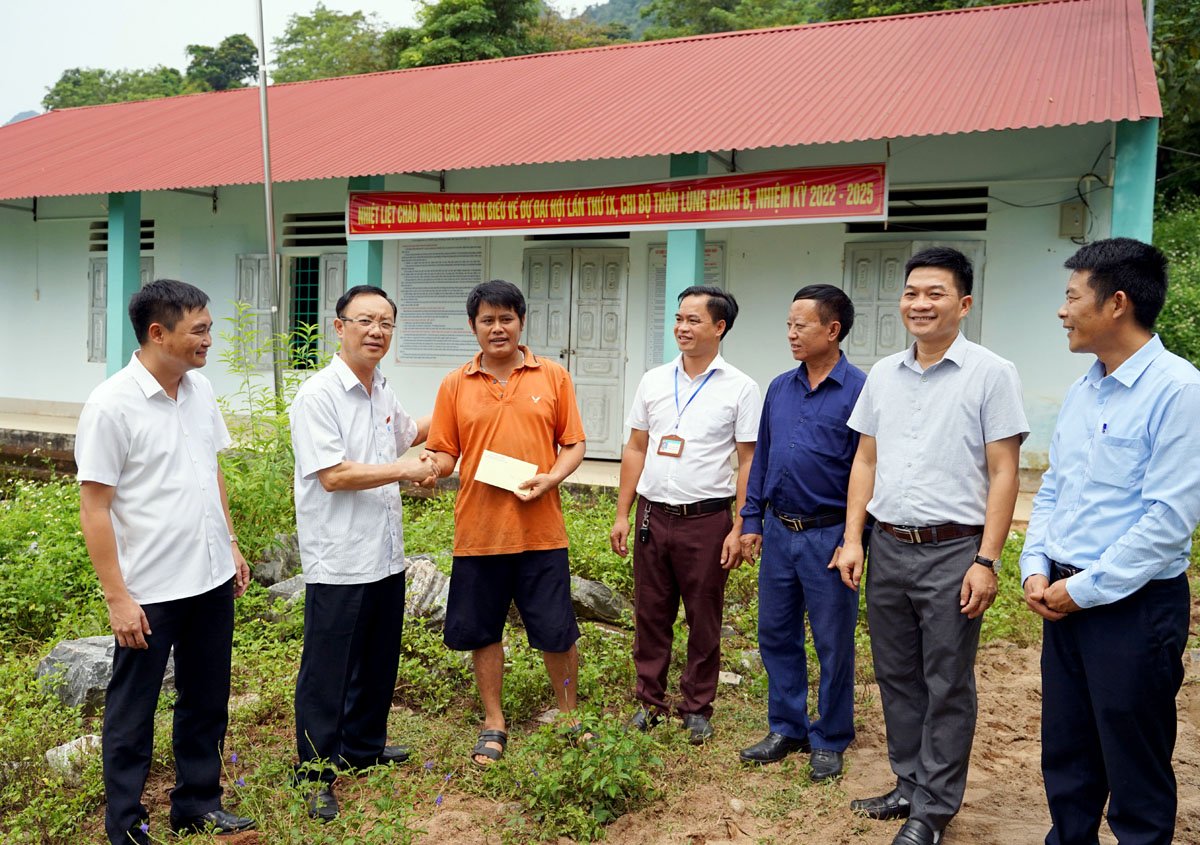 Đồng chí Thào Hồng Sơn kiểm tra hỗ trợ kinh phí xây dựng trụ sở thôn Lùng Giàng, xã Phong Quang (Vị Xuyên).

