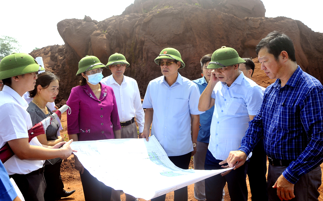 Chủ tịch UBND tỉnh Nguyễn Văn Sơn kiểm tra bản đồ mặt bằng cụm công nghiệp Tân Bắc.