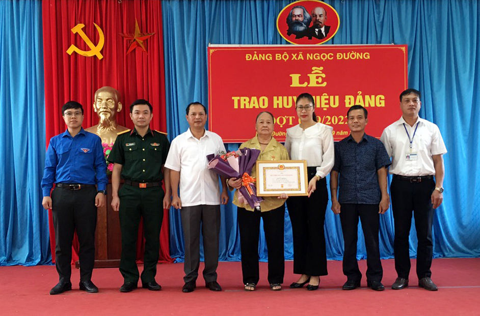 Lãnh đạo Đảng ủy xã Ngọc Đường đến thăm bà Chúng Thị Phà 