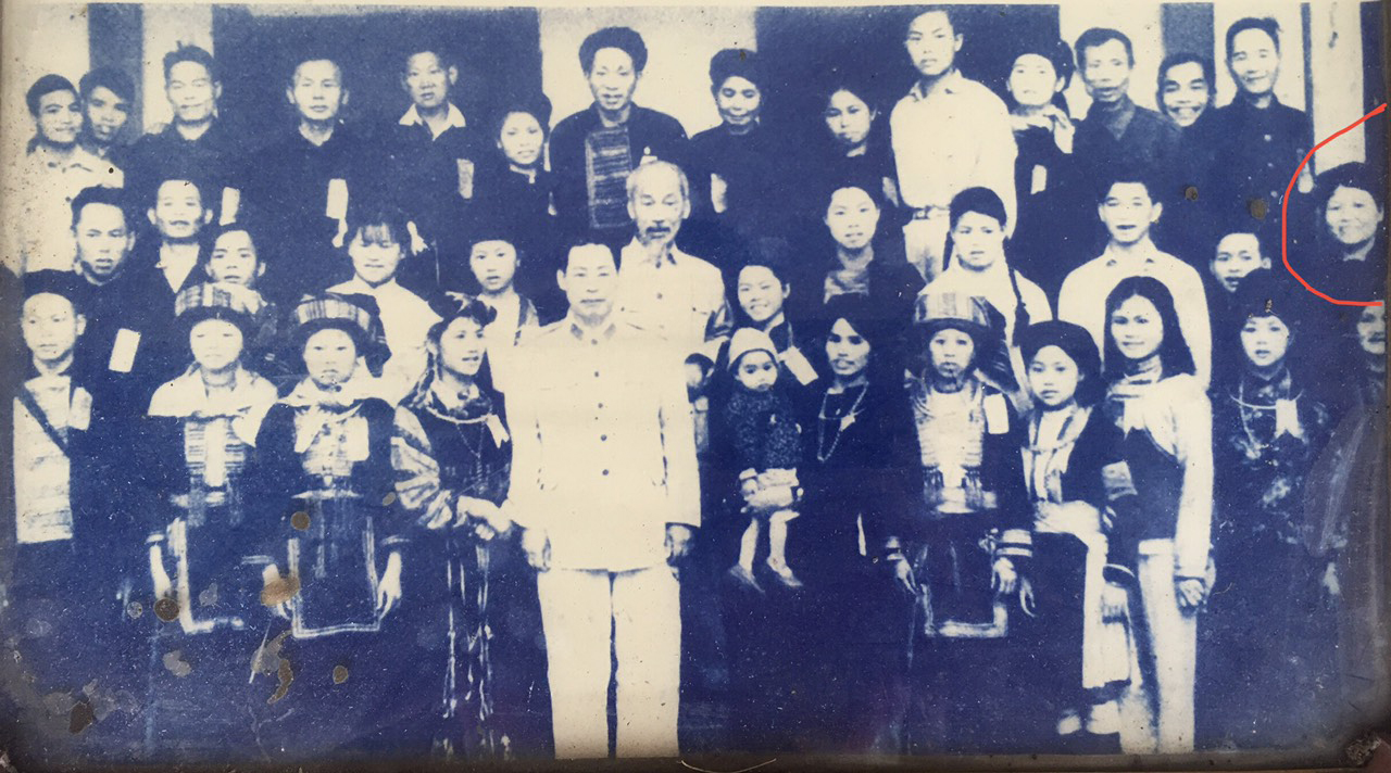 Bà Xuân Mai vinh dự được gặp và chụp ảnh cùng Bác Hồ năm 1961.