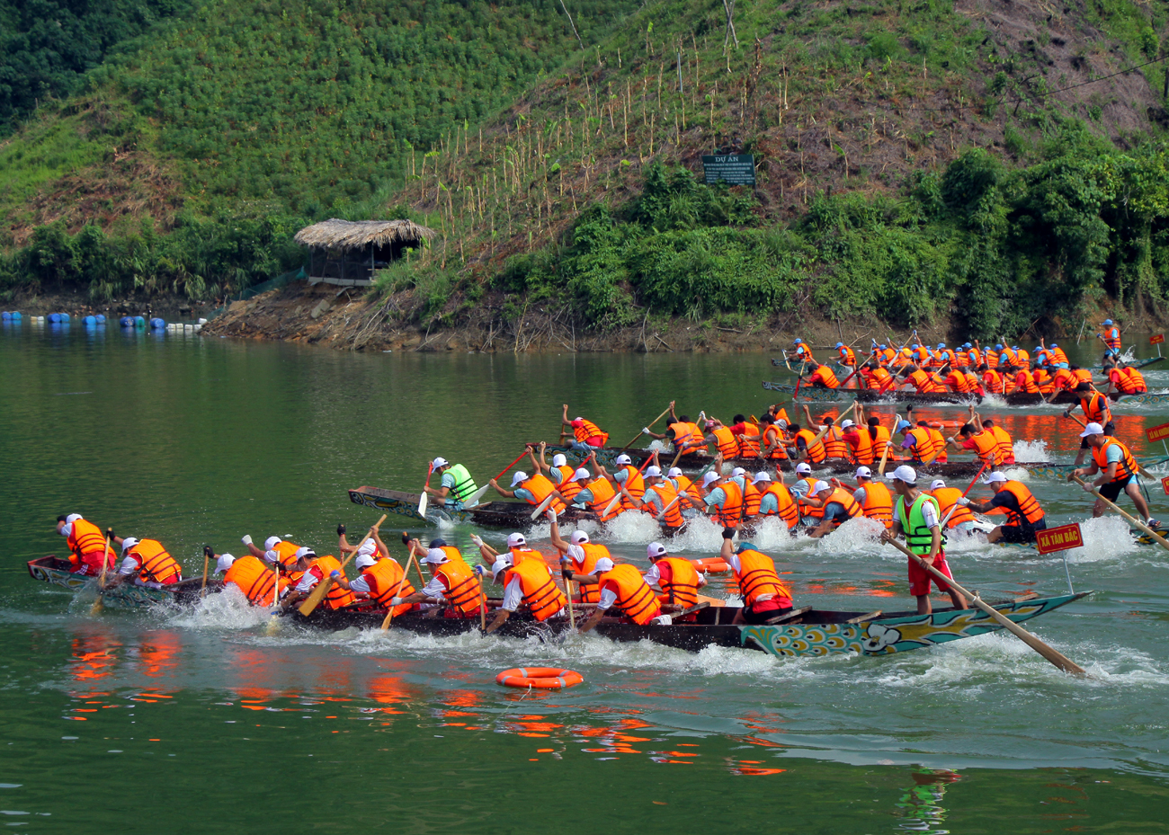Qua các năm, Lễ hội đua thuyền tại lòng hồ thủy điện sông Chừng thu hút đông đảo vận động viên tham gia và du khách đến xem, cổ vũ.