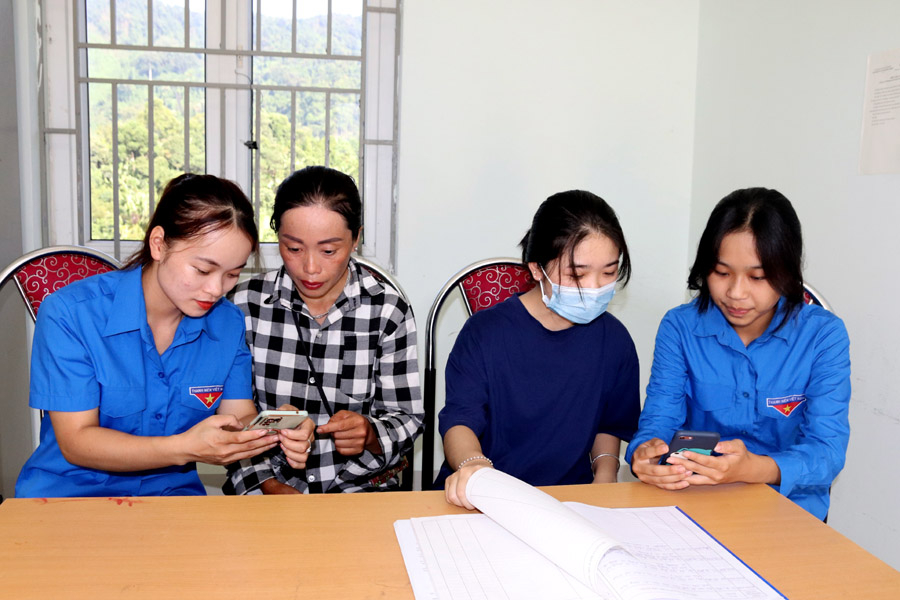 Tuổi trẻ xã Phương Thiện (thành phố Hà Giang) hướng dẫn người dân tạo tài khoản dịch vụ công trực tuyến.			 Ảnh: THU PHƯƠNG