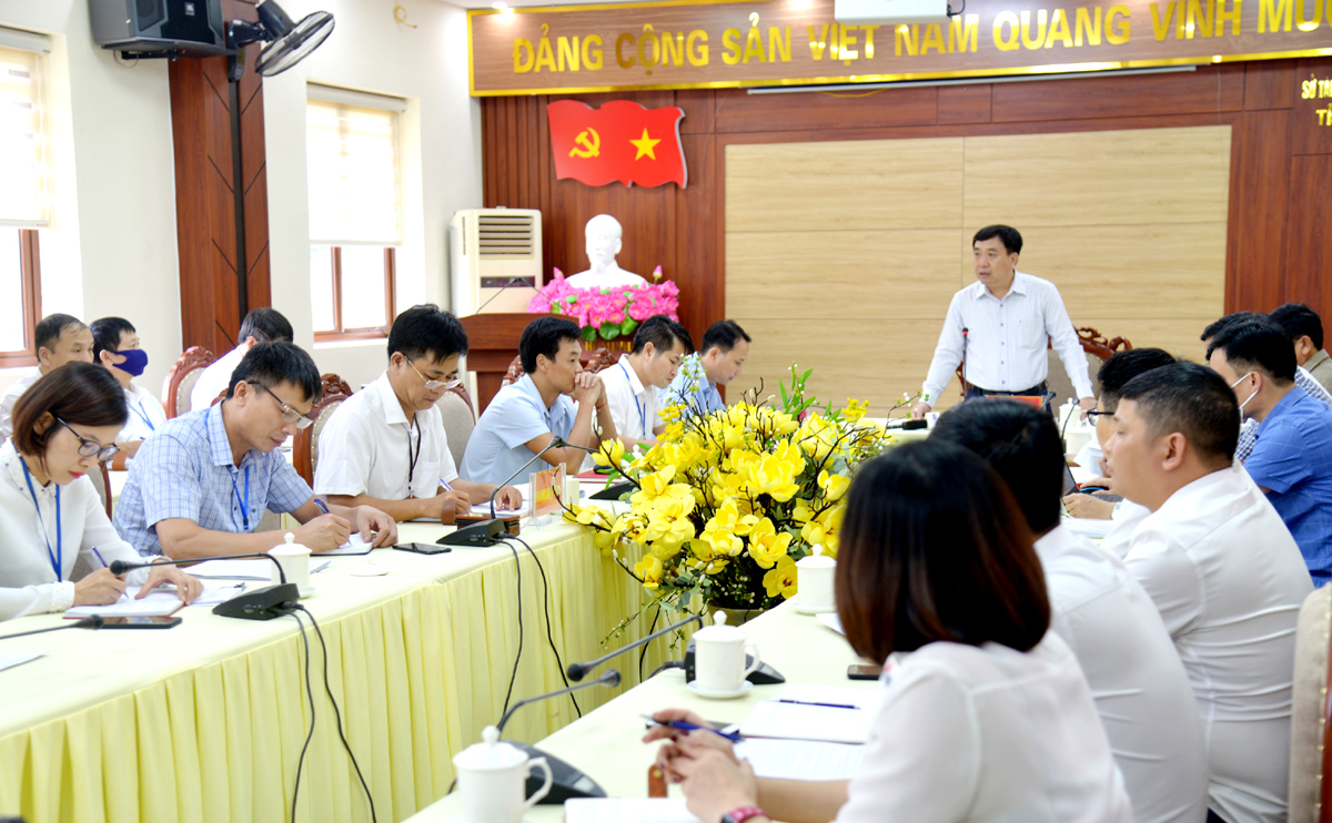 Đồng chí Nguyễn Mạnh Dũng phát biểu tại buổi làm việc với Văn phòng Đăng ký đất đai