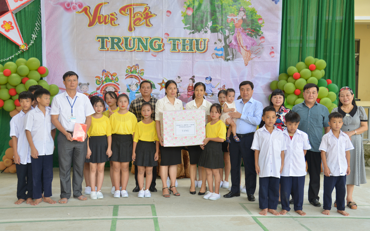 Phó Bí thư Tỉnh ủy Nguyễn Mạnh Dũng tặng quà các cháu tại Trung tâm Công tác xã hội tỉnh.