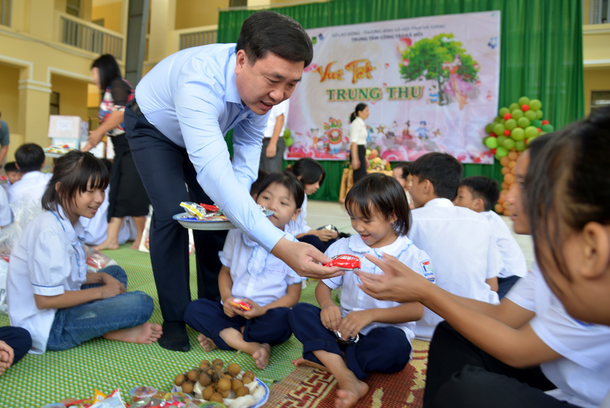 Phó Bí thư Tỉnh ủy Nguyễn Mạnh Dũng vui Trung thu, chia quà các cháu tại Trung tâm Công tác xã hội tỉnh.