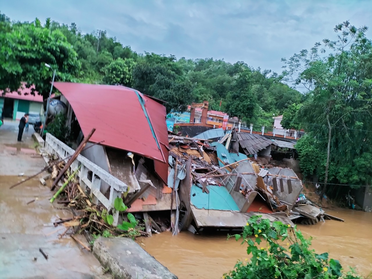 Mưa lớn, mực nước suối dâng cao làm sập 3 nhà dân ở thôn Yên Lập, xã Yên Thành. Ảnh: Mộc Lan