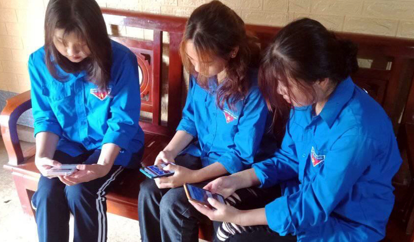 Đoàn viên thanh niên huyện Vị Xuyên tích cực hưởng ứng, tham gia cuộc thi bằng điện thoại Smaphone. Ảnh: FB Huyện Đoàn Vị Xuyên